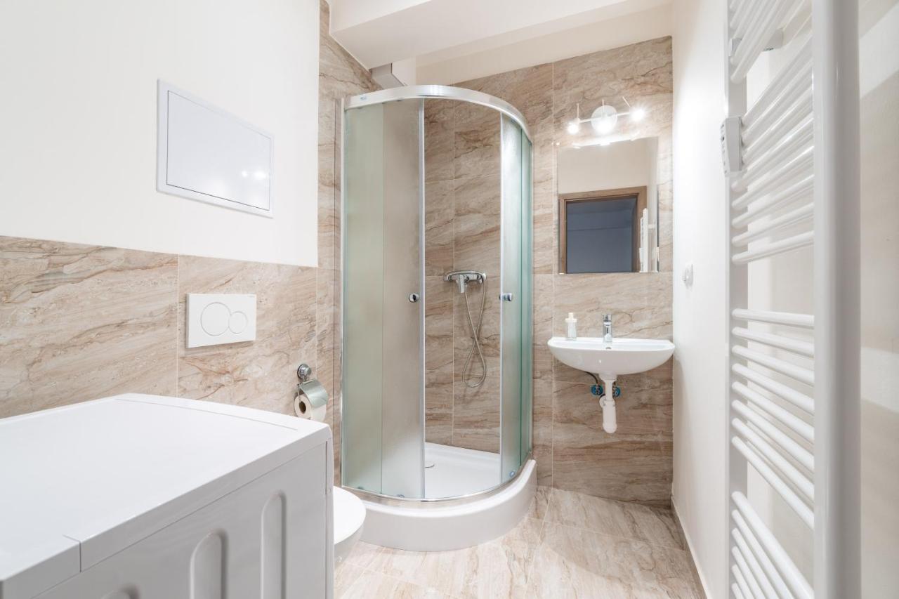 Brand New # 42 In Brand New Building With Free Parking In The Center Prag